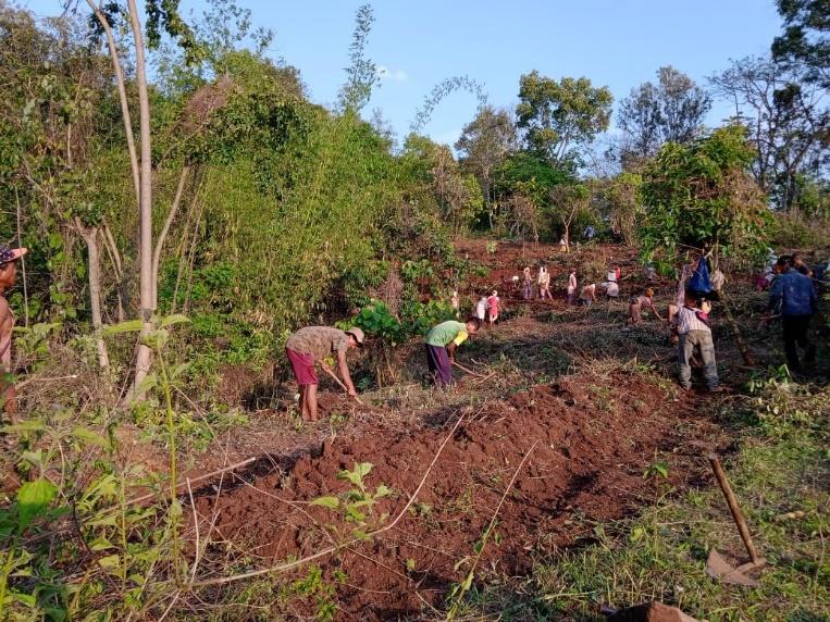 D:\CLLMP WORK\Pictures of work\Mawpun\Bench terracing During.jpg